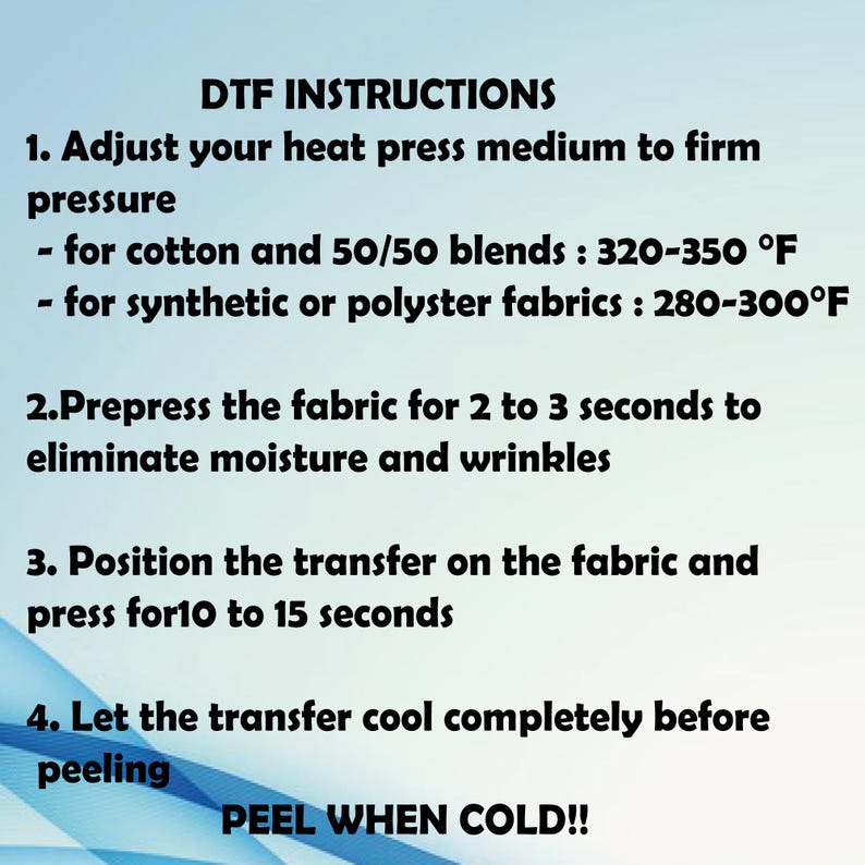 Pu&ograve; includere: Istruzioni per i trasferimenti DTF su sfondo azzurro. Il testo include i passaggi per le impostazioni della pressa a caldo, la preparazione del tessuto, il posizionamento del trasferimento e il raffreddamento prima di staccare. Le temperature sono elencate in gradi Fahrenheit.