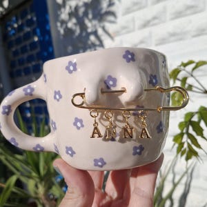 Ręcznie robiony ceramiczny kubek z fioletowymi kwiatami – kwiatowy kubek do kawy – wyjątkowy prezent ceramiczny – spersonalizowany kubek do herbaty, ręcznie robiony kubek z kwiatami – kubek z imieniem