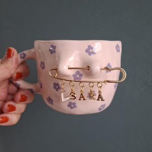 Niestandardowy prezent z imieniem, spersonalizowany kubek z fioletowym kwiatem, spersonalizowany kubek, ręcznie robiony ceramiczny kubek, kubek z kwiatami, prezent w postaci kubka, serca, prezent urodzinowy na rocznicę