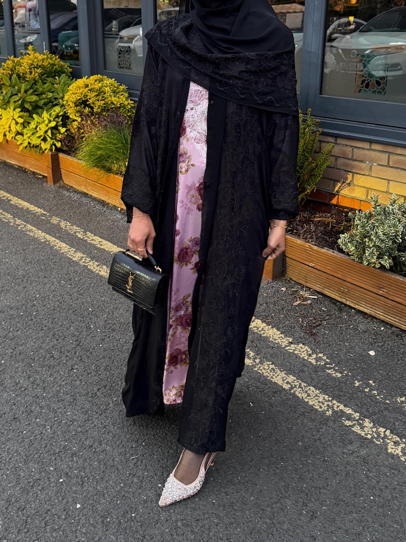 Layali Luxury Black Open Abaya with Scarf - Elegant Floral Embroidery Chiffon Dress - Modest Muslim Women’s Evening Wear with Gemstone zdjęcie 9