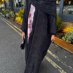 Layali Luxury Black Open Abaya with Scarf - Elegant Floral Embroidery Chiffon Dress - Modest Muslim Women’s Evening Wear with Gemstone zdjęcie 8