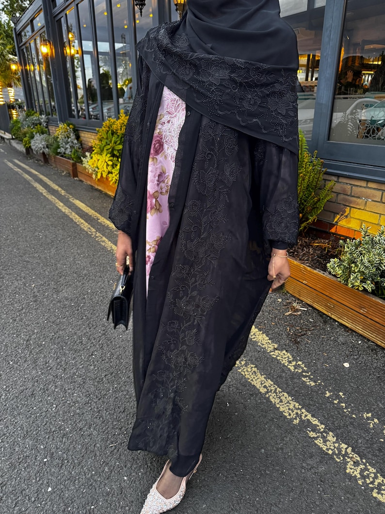 Layali Luxury Black Open Abaya with Scarf - Elegant Floral Embroidery Chiffon Dress - Modest Muslim Women’s Evening Wear with Gemstone zdjęcie 8