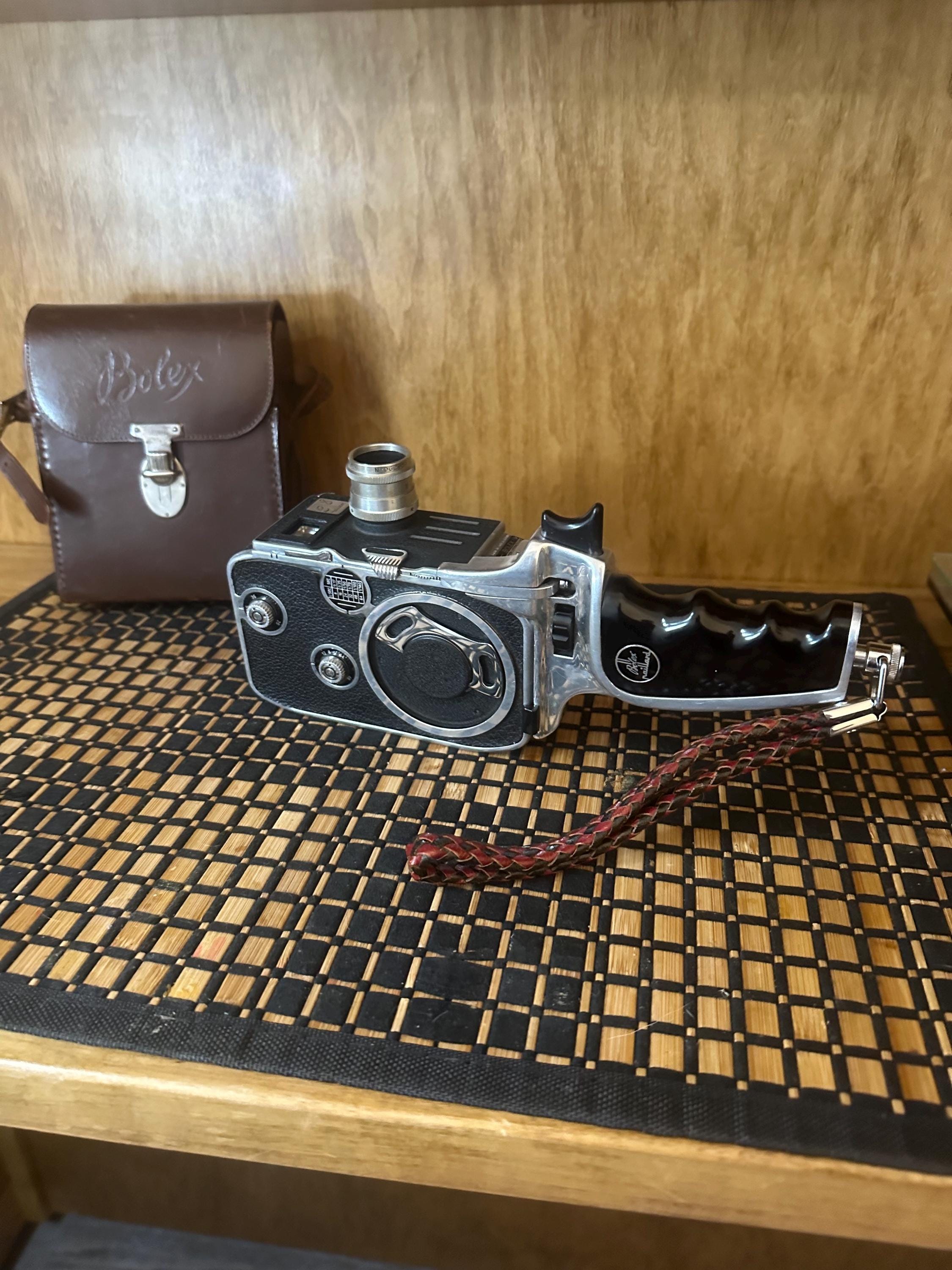 Caméra Paillard Bolex B-8 avec Poignée et Filtre Bleu | Suisse 1953