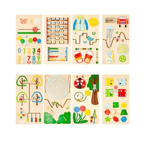 Puede incluir: Un conjunto de ocho tableros de actividades de madera para niños. Cada tablero presenta diferentes elementos interactivos, incluyendo números, letras, laberintos y piezas móviles. Los tableros son de colores brillantes y están diseñados para estimular el aprendizaje y el juego.