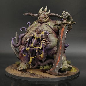 Könnte beinhalten: Eine große, korpulente Monsterfigur mit blassgrüner und violetter Haut, mehreren Tentakeln, einem klaffenden Maul mit scharfen Zähnen und gelbem Schleim. Die Kreatur hält ein großes, verwittertes Schwert mit einer rostig-orangen Klinge.