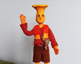 Muñeca única hecha a mano inspirada en setas, con ambiente otoñal.