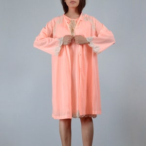 Oranje peignoirset uit de jaren 70, M Vintage jaren '70 Nylon Nachtjapon en Robe, Nachtkleding Loungewear, Medium afbeelding 1