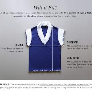 Pode incluir: Uma blusa azul sem mangas com acabamento branco, colocada na horizontal para medi&ccedil;&atilde;o. A imagem inclui texto que explica como medir a pe&ccedil;a para busto, manga e comprimento. O texto aconselha a dobrar as medidas.