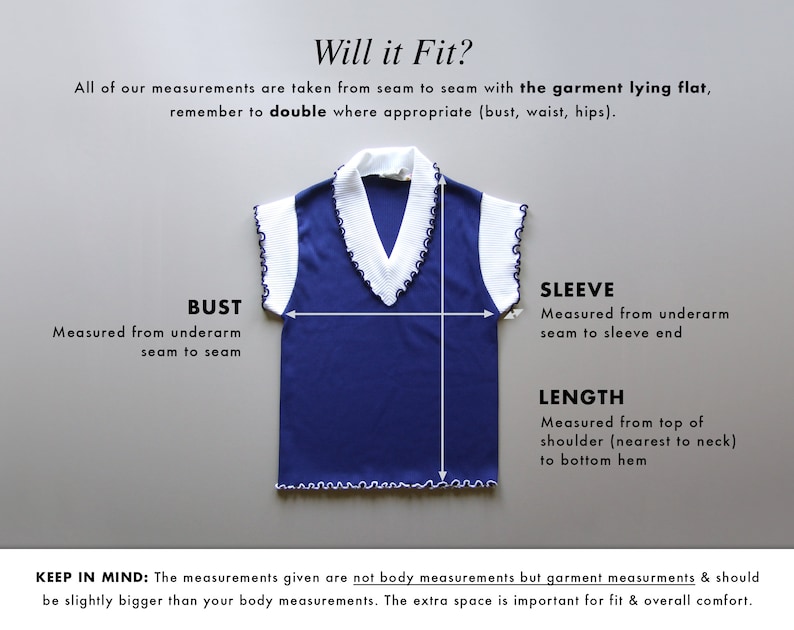 Pode incluir: Uma blusa azul sem mangas com acabamento branco, colocada na horizontal para medi&ccedil;&atilde;o. A imagem inclui texto que explica como medir a pe&ccedil;a para busto, manga e comprimento. O texto aconselha a dobrar as medidas.