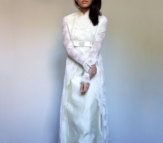 60s Wedding Dress, 1960s Ivory Scalloped Lace Sle… - image 4