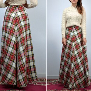 Puede incluir: Falda larga vintage a cuadros rojos, blancos, amarillos y negros. La falda tiene cintura alta y un dise&ntilde;o fluido. La tela parece ser de peso medio, adecuada para climas m&aacute;s frescos. La falda se muestra desde el frente y la espalda.