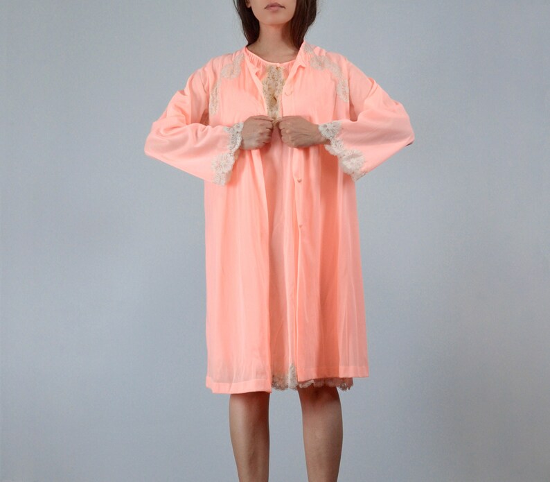 Oranje peignoirset uit de jaren 70, M Vintage jaren '70 Nylon Nachtjapon en Robe, Nachtkleding Loungewear, Medium afbeelding 1
