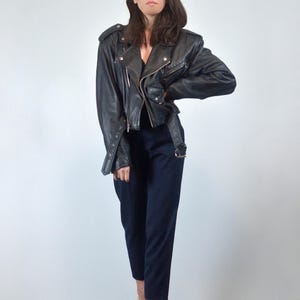 veste de moto en cuir vintage des années 80, M à L | Veste motard noire des années 90 avec ceinture