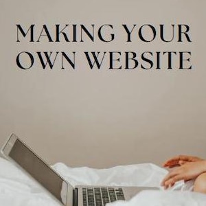 Op de afbeelding: Een laptopcomputer is open op een wit beddengoed. Het scherm is uit en het toetsenbord is zichtbaar. De tekst "E-BOOK MAKING YOUR OWN WEBSITE" wordt bovenaan de afbeelding weergegeven.