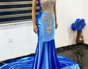 Vestido sirena de terciopelo azul: vestido formal con apliques