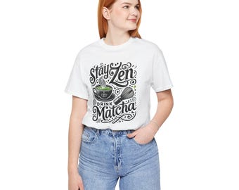 Camiseta unisex Stay Zen Drink Matcha, regalo de mindfulness, camiseta para amantes del matcha, ajuste relajado, ropa de yoga y bienestar