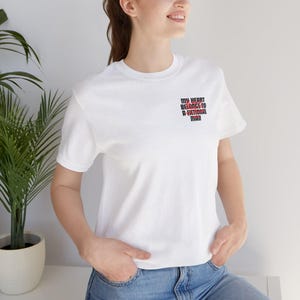 Könnte beinhalten: Weißes T-Shirt mit einer schwarzen und roten Grafik, auf der "Mein Herz gehört einem fiktiven Mann" steht.