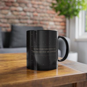 Velaris Night Court Tasse To the Stars Who Listen | ACOTAR Fantasy Kaffeetasse | Geschenk für Buchliebhaber | Velaris Stadt Design