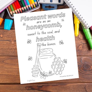 Könnte beinhalten: Eine schwarz-weiße druckbare Malvorlage mit einem Zitat darüber, dass angenehme Worte süß für die Seele und gesund für die Knochen sind. Das Zitat stammt aus Sprichwörter 16:24 KJV. Das Bild zeigt ein Honigglas, eine Wabe und Bienen.