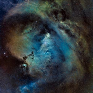 Puede incluir: Una imagen vibrante de una nebulosa en el espacio, que muestra nubes arremolinadas de tonos azules, verdes y marrones. La escena celestial está llena de estrellas y polvo cósmico, creando una exhibición visualmente impresionante y detallada del cosmos.