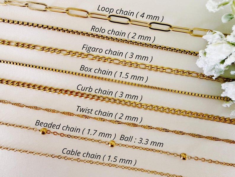 Puede incluir: Una colecci&oacute;n de collares de cadena dorados en varios estilos, incluyendo cadena de eslabones, rolo, figaro, box, curb, twist, con cuentas y cable. Cada estilo de cadena est&aacute; etiquetado con su nombre y ancho en mm.
