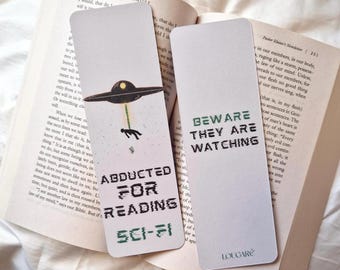 Segnalibro di fantascienza "Rapito per aver letto" / Regalo per gli amanti dei libri sugli alieni / Astronave extraterrestre / Regalo divertente per i lettori