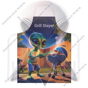 Puede incluir: Delantal con un extraterrestre de dibujos animados asando a la parrilla. El extraterrestre, con ojos grandes y piel verde, lleva una camiseta amarilla y pantalones cortos azules. El delantal tiene el texto "Grill Slayer" sobre un fondo azul oscuro.