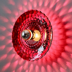 Lámpara de pared empotrable color rojo rubí, con conexión mediante cable o enchufe, bombilla incluida.