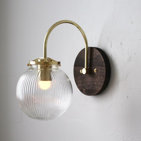 Wandschanslamp, gebogen arm bubble globe schans licht, messing en hout moderne verlichtingsarmatuur, helder geribbeld glazen kap, wire-in of plug-in