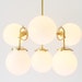 Lampadario moderno in ottone, 6 globi di vetro bianco, illuminazione BootsNGus e decorazioni per la casa