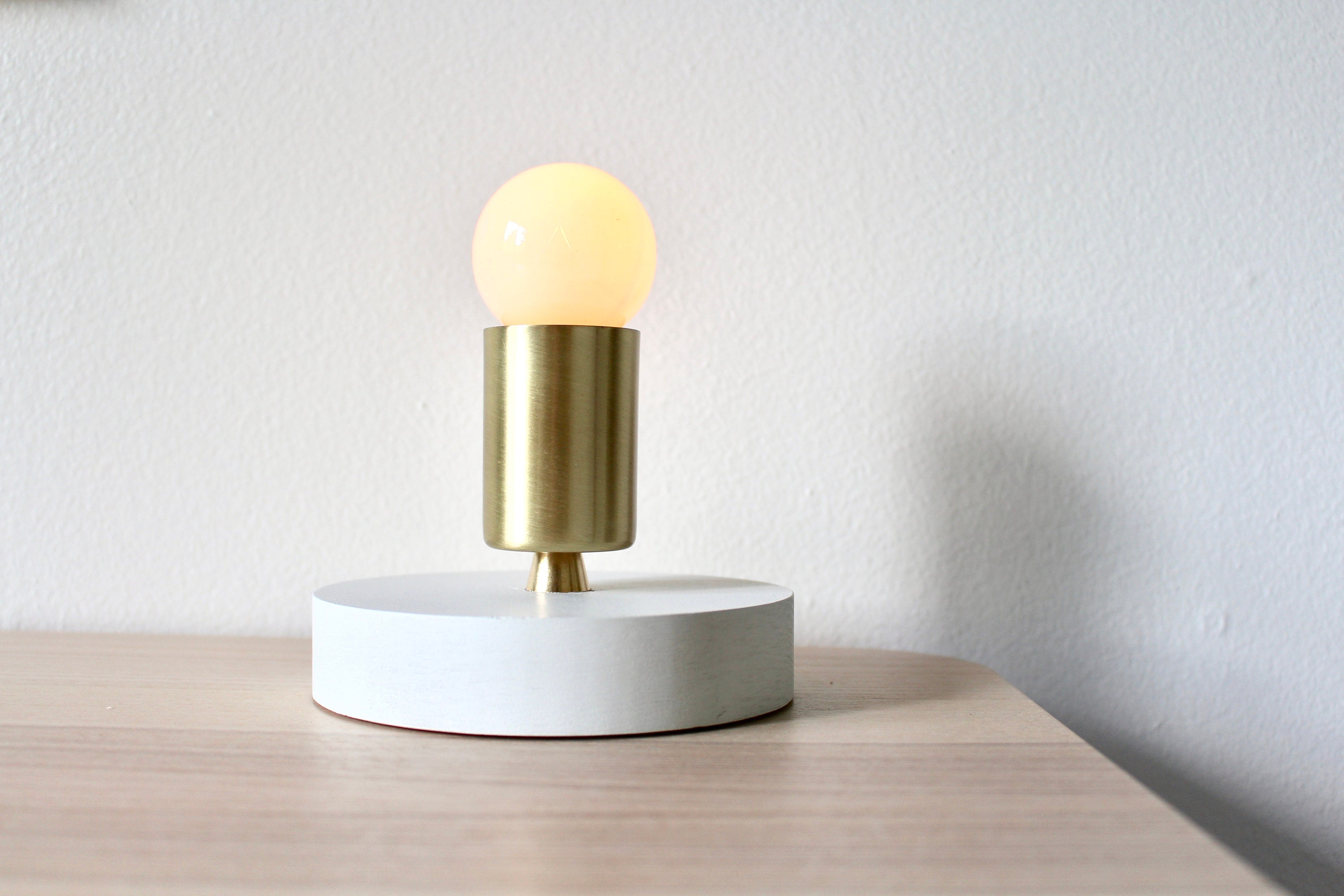 lampe de table, lampe bureau minimaliste en laiton ou nickel poli, base bois dans des couleurs personnalisées, luminaire industriel moderne du