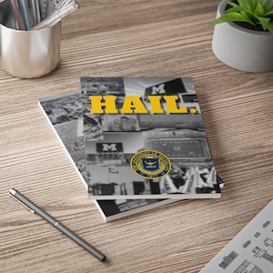 Universität von Michigan Softcover Notizbuch, A5 - College Liniertes Journal für Studenten, Wolverines Schulzubehör, Go Blue Notizbuch