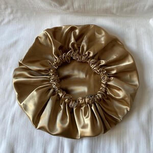 Touca de Cetim Dourada: Proteção e Elegância para Seus Cabelos. presente esposa, namorada, amiga, mãe, avó, filha, mulher, profesora, irmã