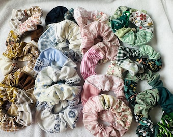 Conjunto de 16 scrunchies multicoloridos, feitos à mão com retalhos reciclados, perfeitos para amantes da natureza: um presente barato para ela.