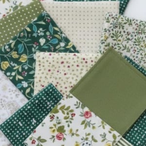 Paquete de 100 cuadrados de tela vintage verde (4 tamaños) precortados con precisión para colchas. Estampados botánicos y patrones retro para patchwork.