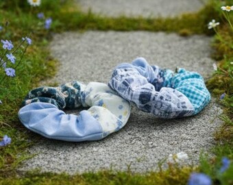 A Dupla Dinâmica: Conjunto de 2 Scrunchies Azuis com Retalhos