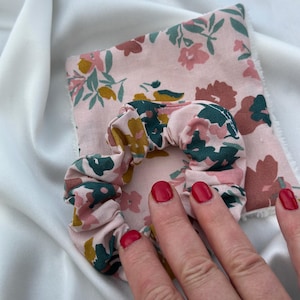 Handmade pink floral cotton scrunchie - Boho hair accessory - cotton srunchies and your wipe - Original gift for women and girls - handmade