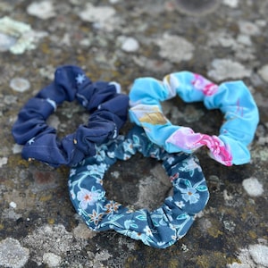 Celestial Starry Sky Scrunchie: Unisex Blue Hair Tie for Astrology Lovers & Bridesmaid Gift