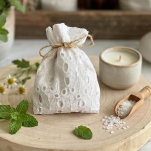 手作りの白いレースのウェディングギフトバッグ - 洗礼式、聖餐式、または素朴なイベントのためのエレガントなパーティーポーチ - 1個、10個、または20個セット