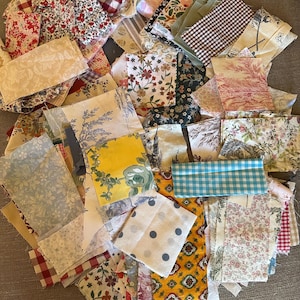Peut inclure: Une collection de chutes de tissu assorties présentant une variété de motifs, notamment des imprimés floraux, des carreaux vichy, des pois et des motifs toile de Jouy dans des tons jaune, bleu, rouge, vert et blanc, empilés en désordre.