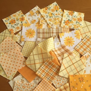 コケットイエローとオレンジの生地スクエア100枚 – シャビーシックな花柄 – 2026年のトレンドのキルティング用美的スクラップ、プレカットキルトバンドルミックス