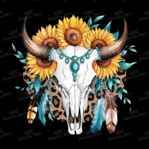 Op de afbeelding: Een digitale illustratie van een koeienschedel versierd met zonnebloemen, turkoois kralen en veren. De schedel staat tegen een luipaardprint achtergrond, met een zwarte achtergrond. De afbeelding heeft een Western- of Boho-thema.