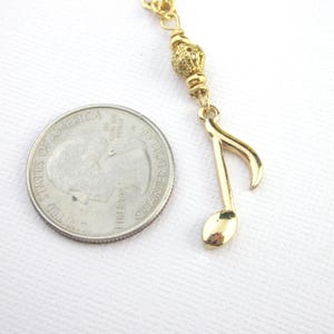 Collar con colgante de corchea de oro: regalo de joyería musical imagen 2