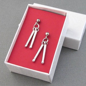 Boucles d'oreilles baguette en argent, tige et pochette en acier chirurgical, cadeau du batteur, bijoux musicaux, fanfare de lycée