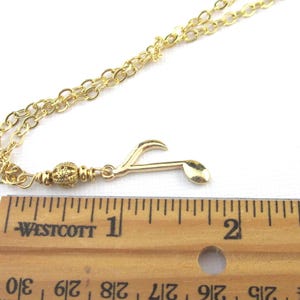 Collar con colgante de corchea de oro: regalo de joyería musical imagen 3