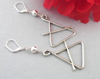 Pendientes triangulares de plata con instrumentos musicales: joyería de percusión