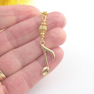 Collar con colgante de corchea de oro: regalo de joyería musical imagen 4