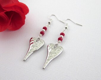 Pendientes de corazón martillado con cristales rojos, joyería para el Día de San Valentín