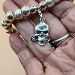 Bracelet tête de mort gothique : perles argentées, bijoux punk motard
