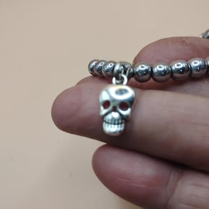 Pulsera de calavera gótica oscura: joyería de motociclista con cuentas de hematita